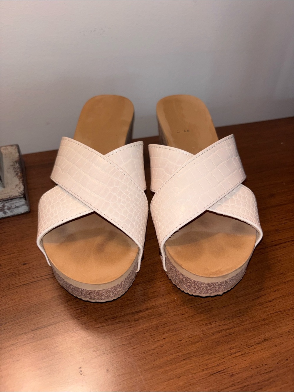 Volatile Women’s Beige Crocodile Crisscross Platform Slide Sandals size 8.5